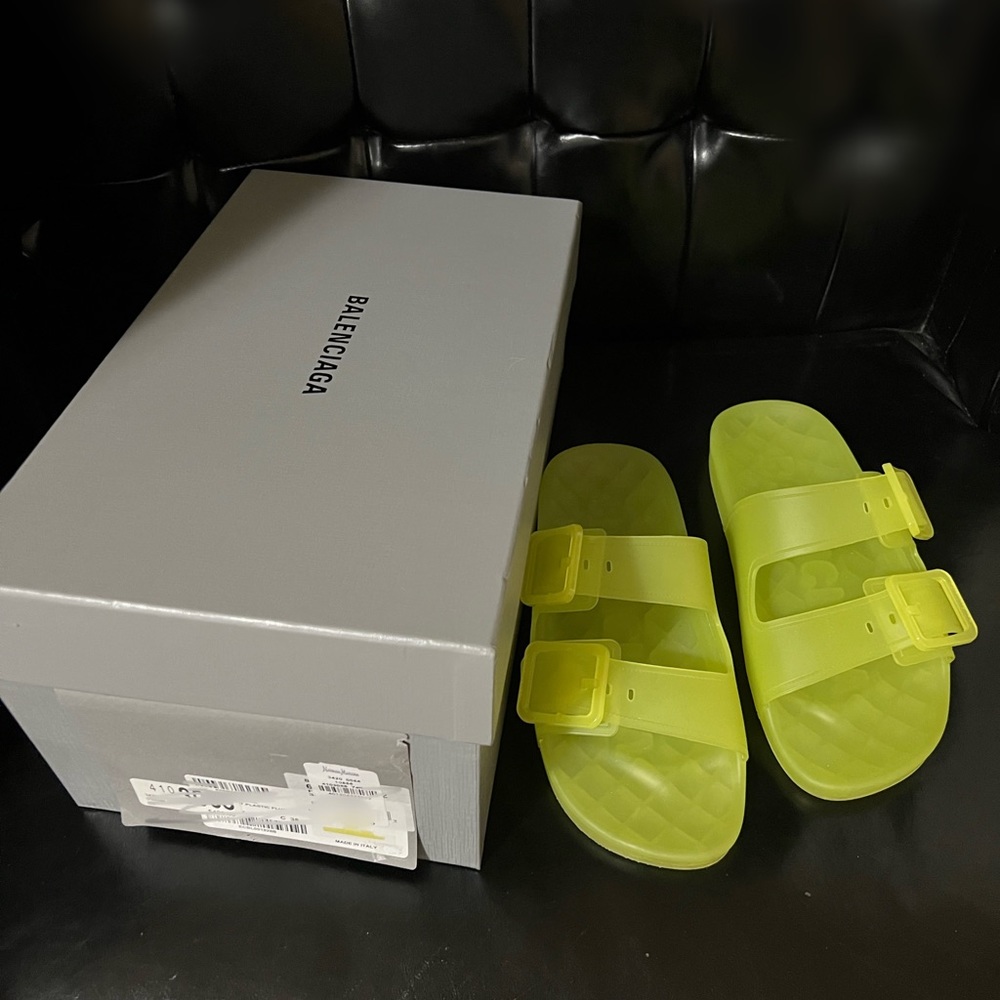 BALENCIAGA
Technical Polyurethane
Mallorca Slide Sandals
38 Fluo Yellow - Picture 10 of 12